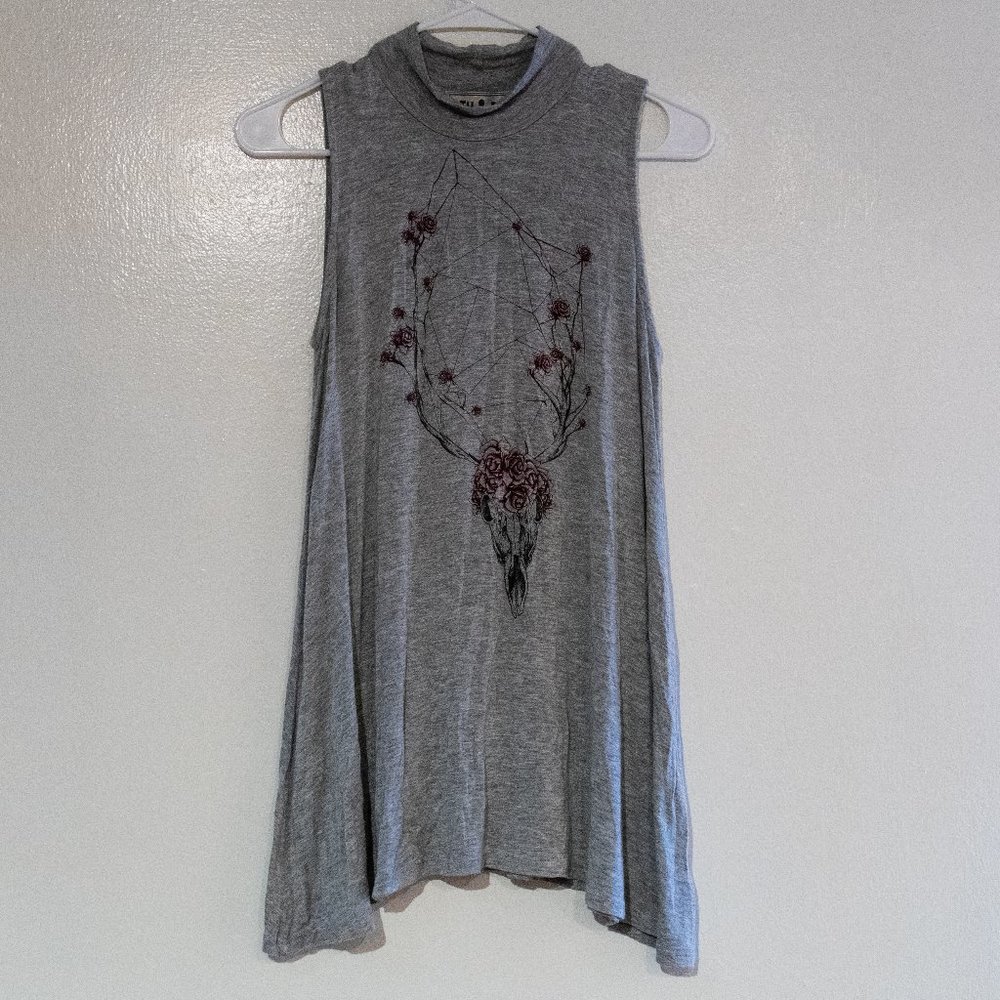 🌹$5 bundle with any other item! Bull Skull Top!